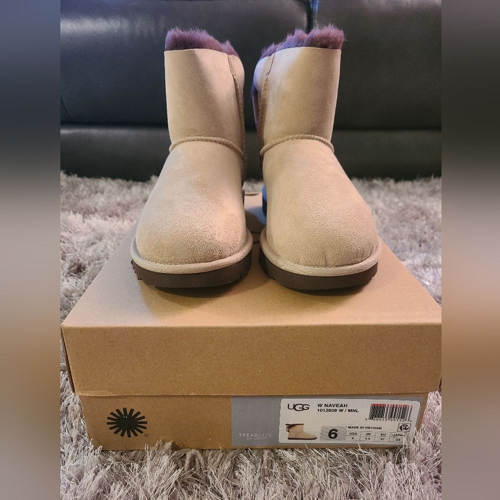 Ugg boots Mini w/bow Tan (Cream) and Chocolate Brown Size 6 Women's